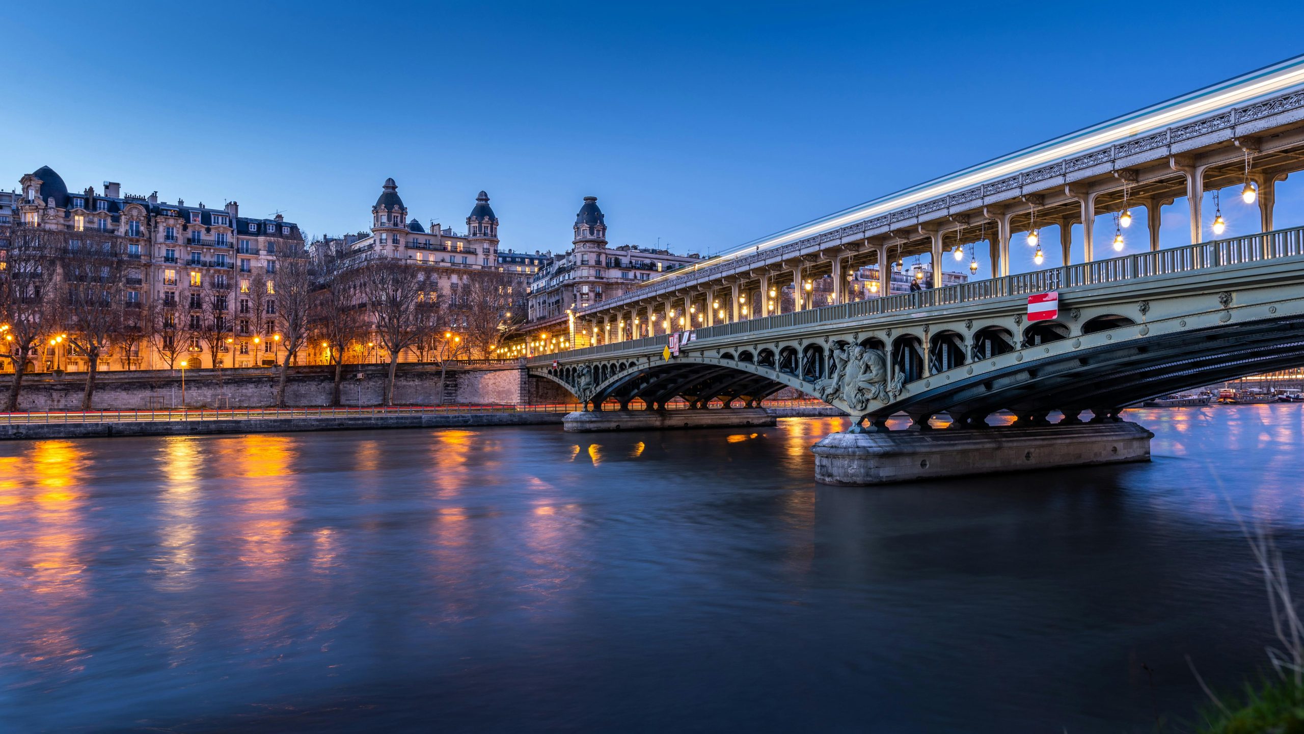 Bir Hakeim Bridge by night